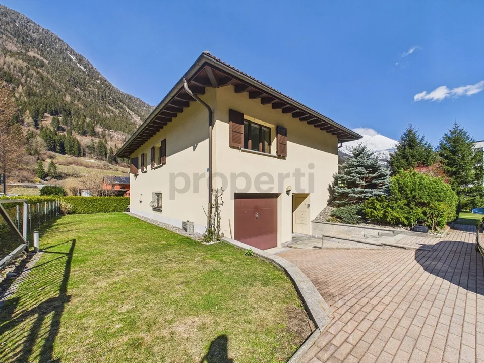 Villa élégante de 5.5 pièces avec grand jardin plat à Piotta