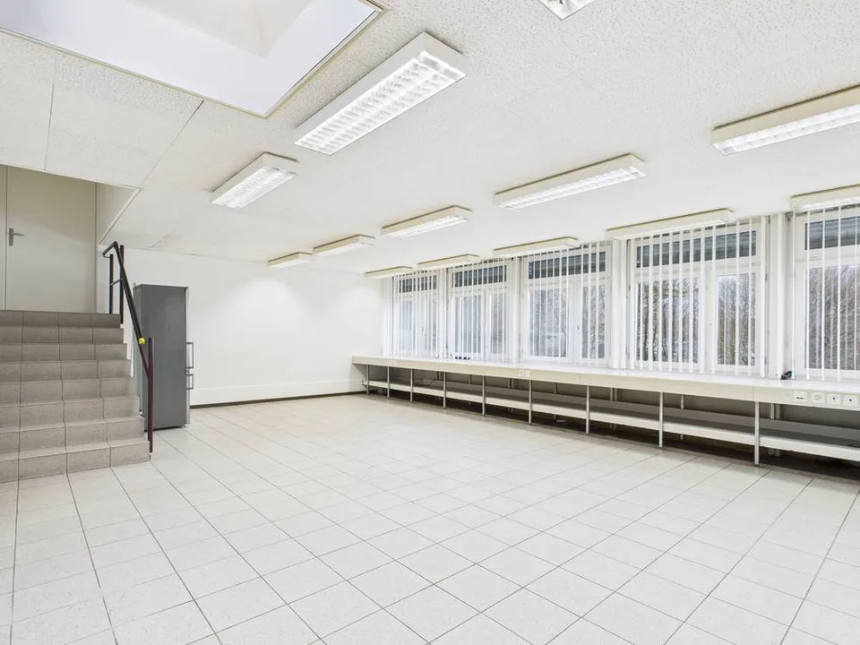 Produktions- und Gewerbefläche mit Büroanteil in Industriezone I