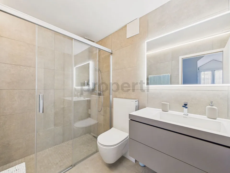 Elegante appartamento di 4.5 locali con balcone soleggiato a Treycovagnes