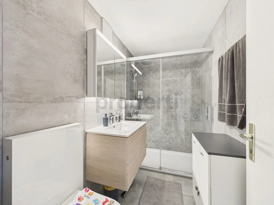 Elegante appartamento di 4.5 locali con balcone soleggiato a Treycovagnes