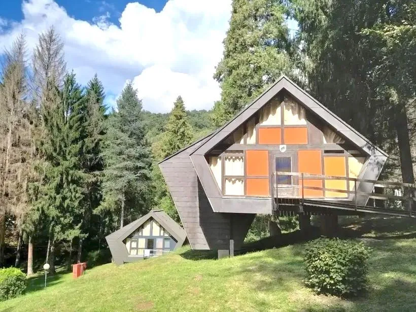 Structure touristique avec restaurant et piscine dans le Malcantone
