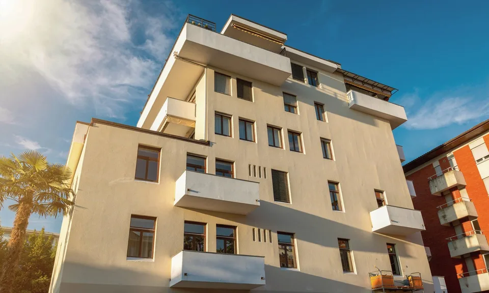 Practical and spacious 2.5-room apartment with balcony and parking space in Lugano