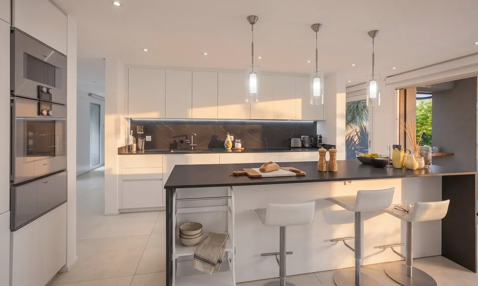 Moderne Villa mit 7,5 Zimmern, Pool und Grundstück in Magliaso