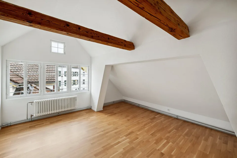 Charme du vieux bâtiment rencontre le luxe : Appartement de 2,5 pièces rénové à louer !