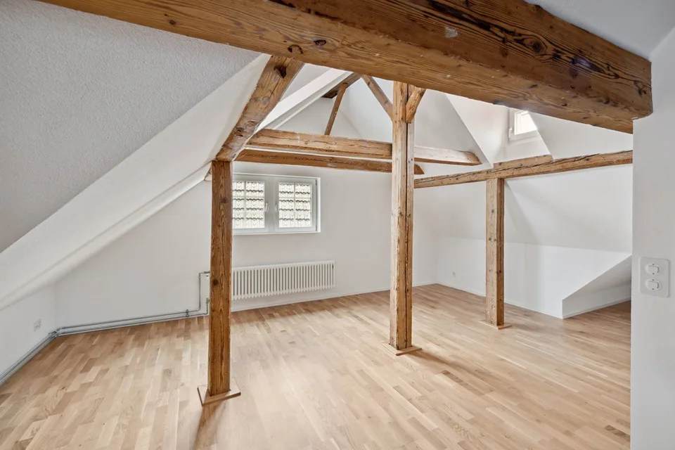 Charme du vieux bâtiment rencontre le luxe : Appartement de 2,5 pièces rénové à louer !