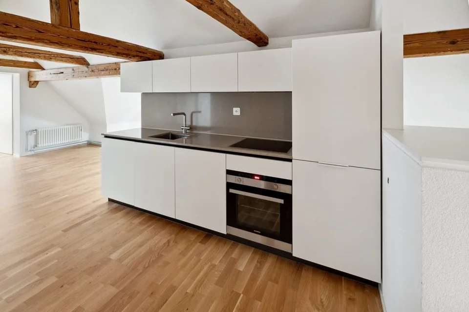 Charme du vieux bâtiment rencontre le luxe : Appartement de 2,5 pièces rénové à louer !