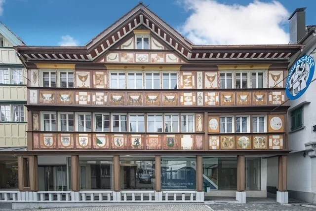 Altbaucharme trifft Luxus: Sanierte 2.5-Zimmer-Wohnung zu vermieten!