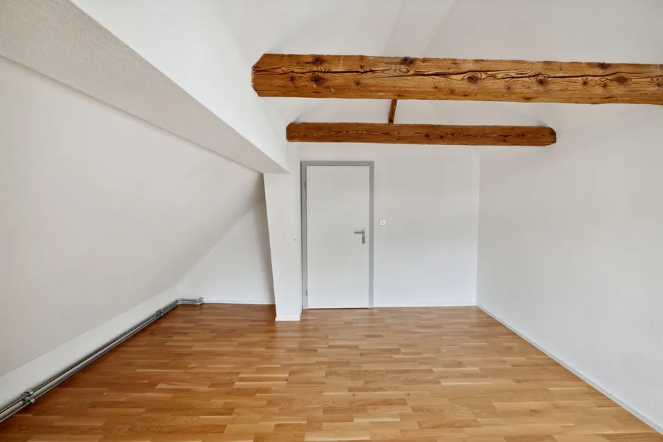 Charme du vieux bâtiment rencontre le luxe : Appartement de 2,5 pièces rénové à louer !
