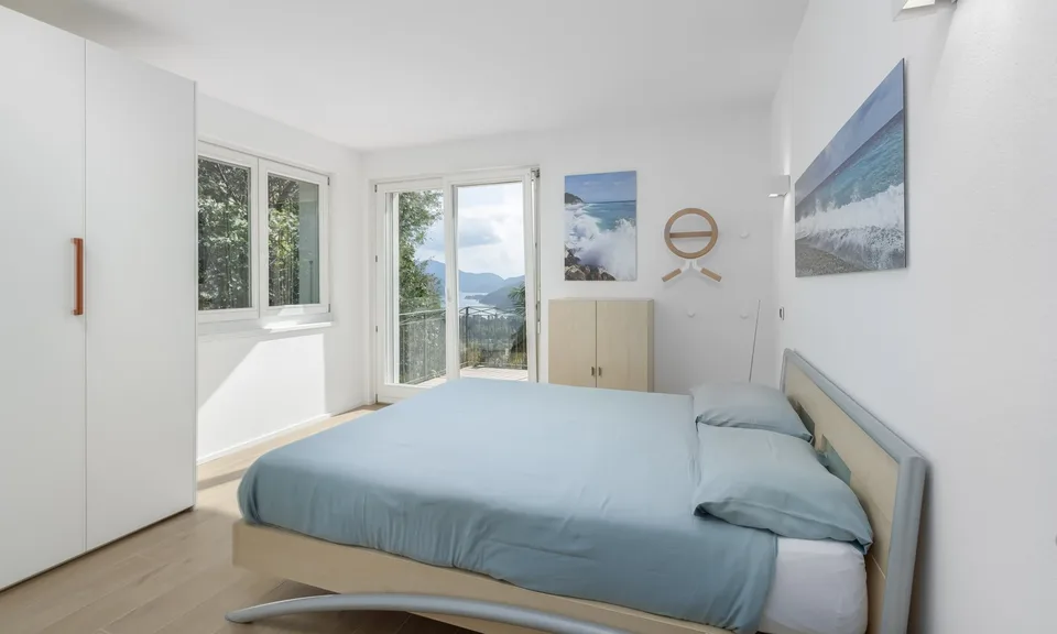 Beautiful Villa with Lake View 7.5 Rooms in the Green in Neggio