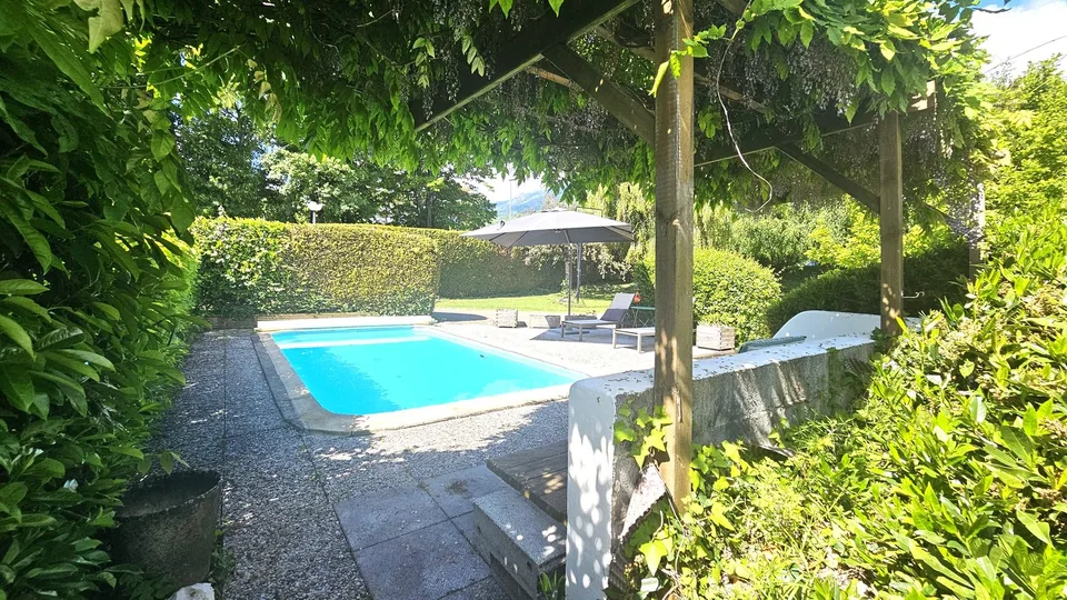 Casa di 187m2, seminterrato ristrutturato, garage, piscina a Sergy