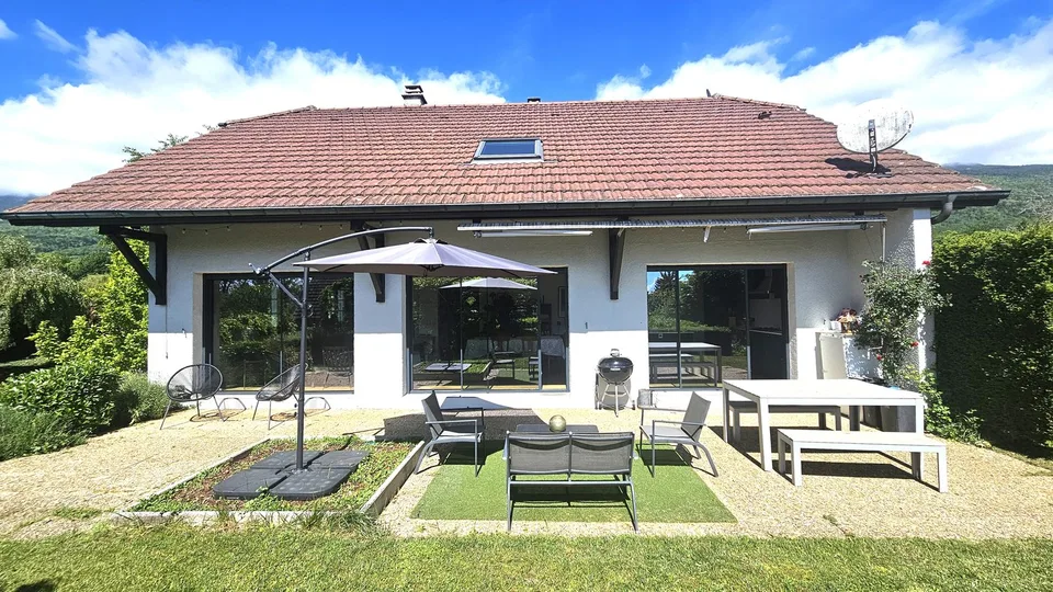 Casa di 187m2, seminterrato ristrutturato, garage, piscina a Sergy