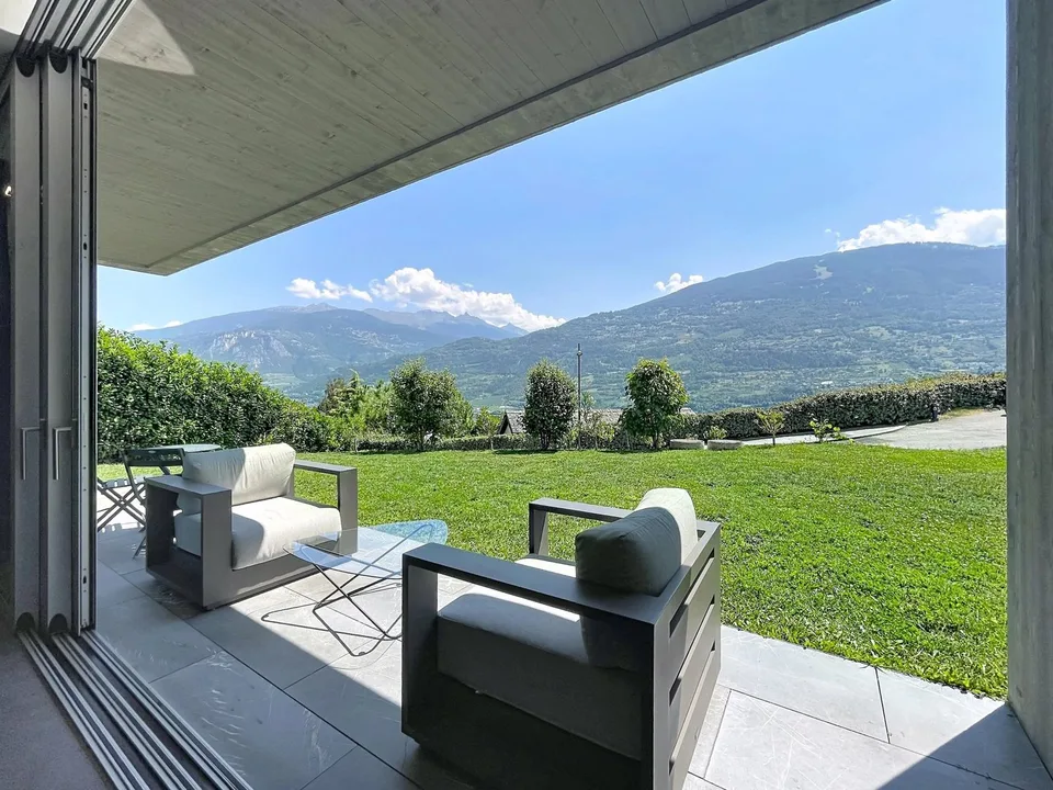 Contemporänes Anwesen mit Panoramadachgarten