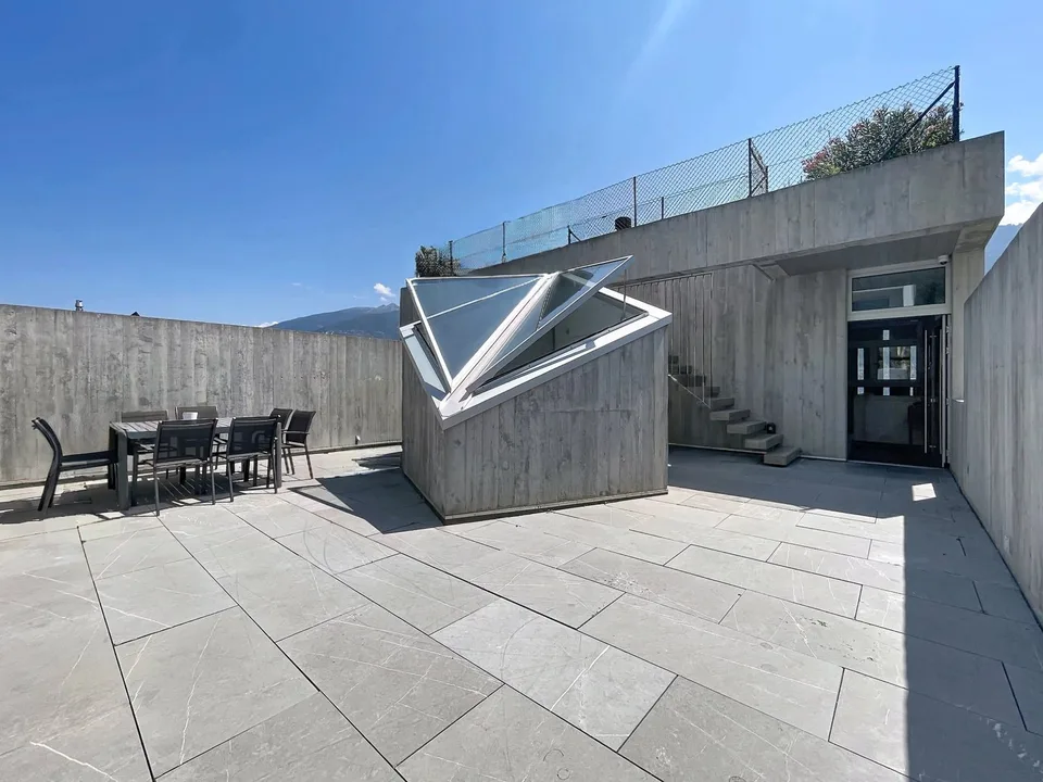 Contemporänes Anwesen mit Panoramadachgarten