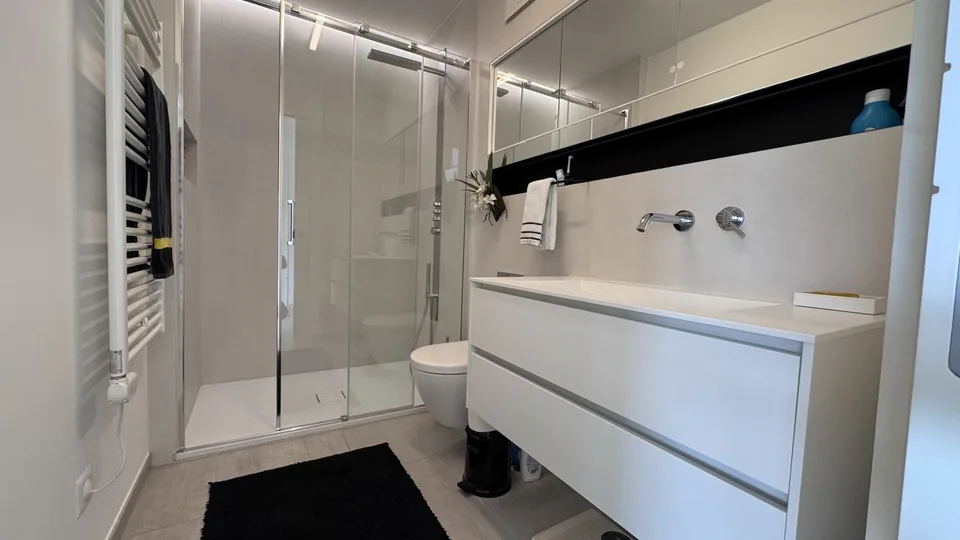SPLENDIDES UND HELLES 2.5-ZIMMER-WOHNUNG MIT GARTEN IN LUGANO CADRO