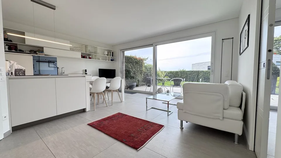 SPLENDIDES UND HELLES 2.5-ZIMMER-WOHNUNG MIT GARTEN IN LUGANO CADRO