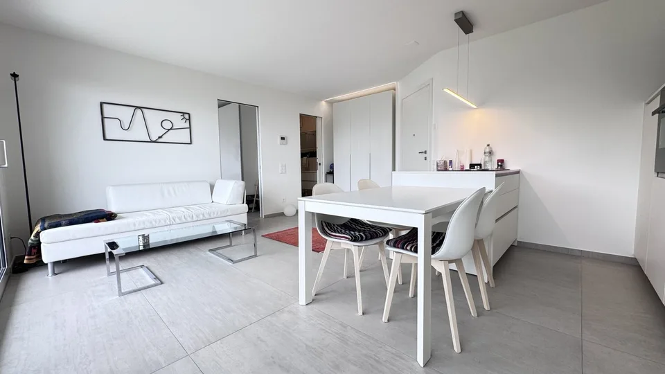 SPLENDIDES UND HELLES 2.5-ZIMMER-WOHNUNG MIT GARTEN IN LUGANO CADRO