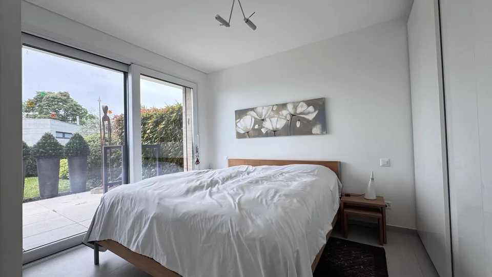 SPLENDIDES UND HELLES 2.5-ZIMMER-WOHNUNG MIT GARTEN IN LUGANO CADRO