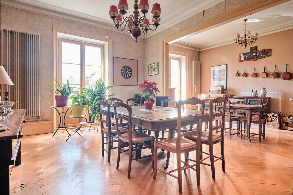 Zu Verkaufen: Immobilien-Ensemble mit 10 Zimmern, Seltenes Flair & Außergewöhnliche Räumlichkeiten