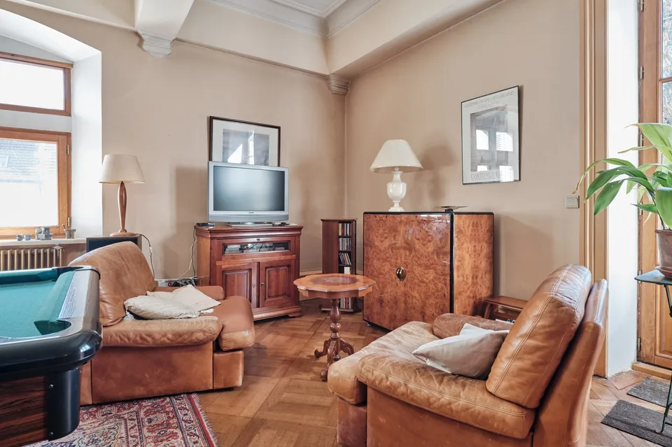 Zu Verkaufen: Immobilien-Ensemble mit 10 Zimmern, Seltenes Flair & Außergewöhnliche Räumlichkeiten