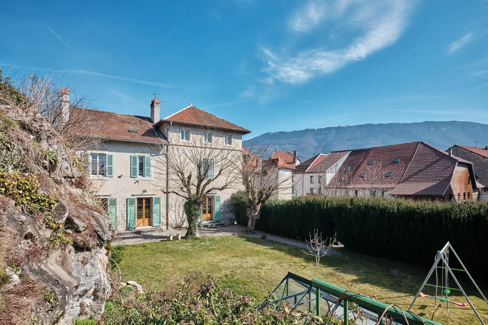 Zu Verkaufen: Immobilien-Ensemble mit 10 Zimmern, Seltenes Flair & Außergewöhnliche Räumlichkeiten