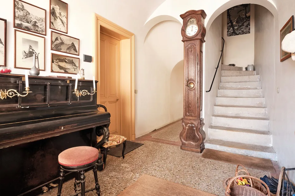 Zu Verkaufen: Immobilien-Ensemble mit 10 Zimmern, Seltenes Flair & Außergewöhnliche Räumlichkeiten