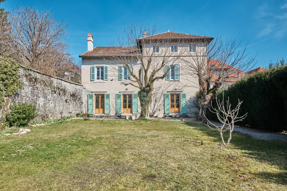 À Vendre : Ensemble Immobilier de 10 Pièces   Cachet Rare & Volumes Exceptionnels