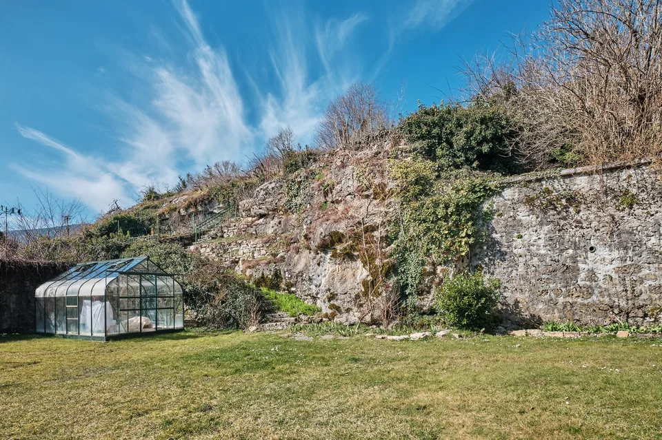 Zu Verkaufen: Immobilien-Ensemble mit 10 Zimmern, Seltenes Flair & Außergewöhnliche Räumlichkeiten