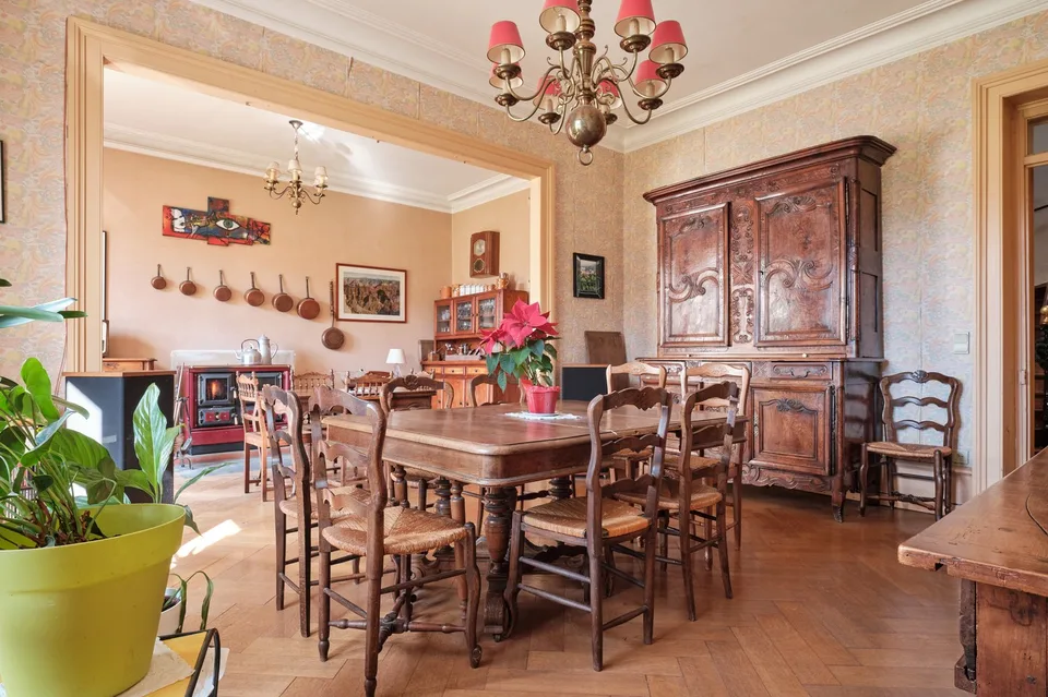 Zu Verkaufen: Immobilien-Ensemble mit 10 Zimmern, Seltenes Flair & Außergewöhnliche Räumlichkeiten