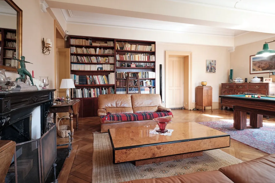 Zu Verkaufen: Immobilien-Ensemble mit 10 Zimmern, Seltenes Flair & Außergewöhnliche Räumlichkeiten