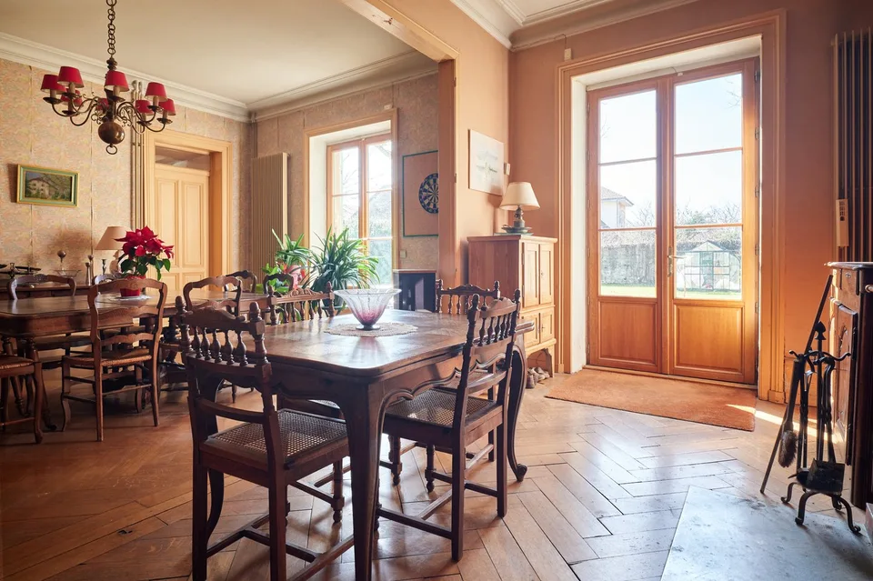 Zu Verkaufen: Immobilien-Ensemble mit 10 Zimmern, Seltenes Flair & Außergewöhnliche Räumlichkeiten
