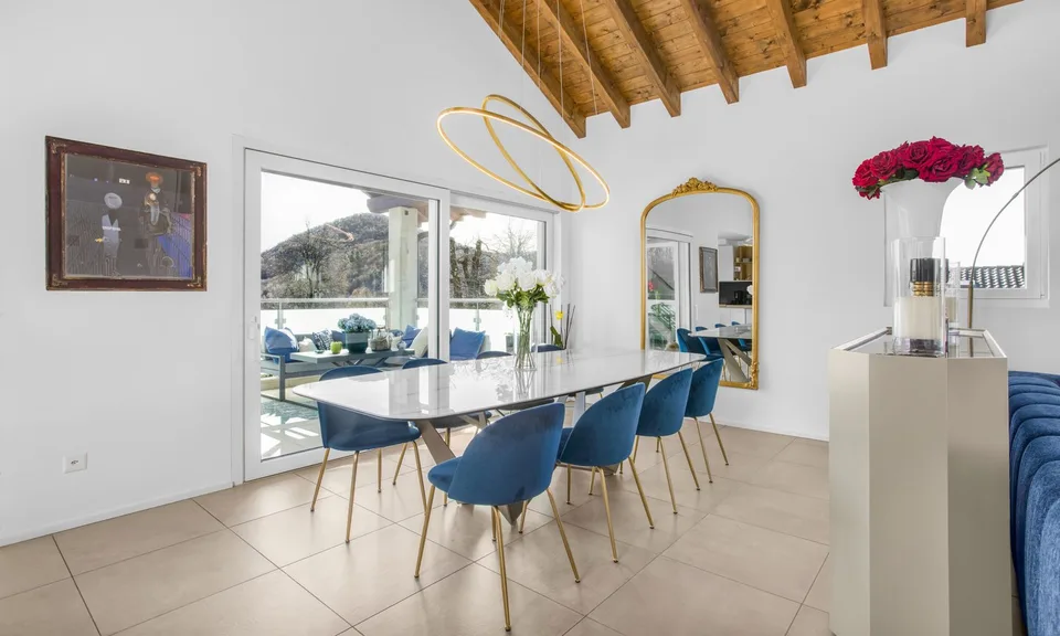 Spacious and wonderful 5-room attic with loft in Curio