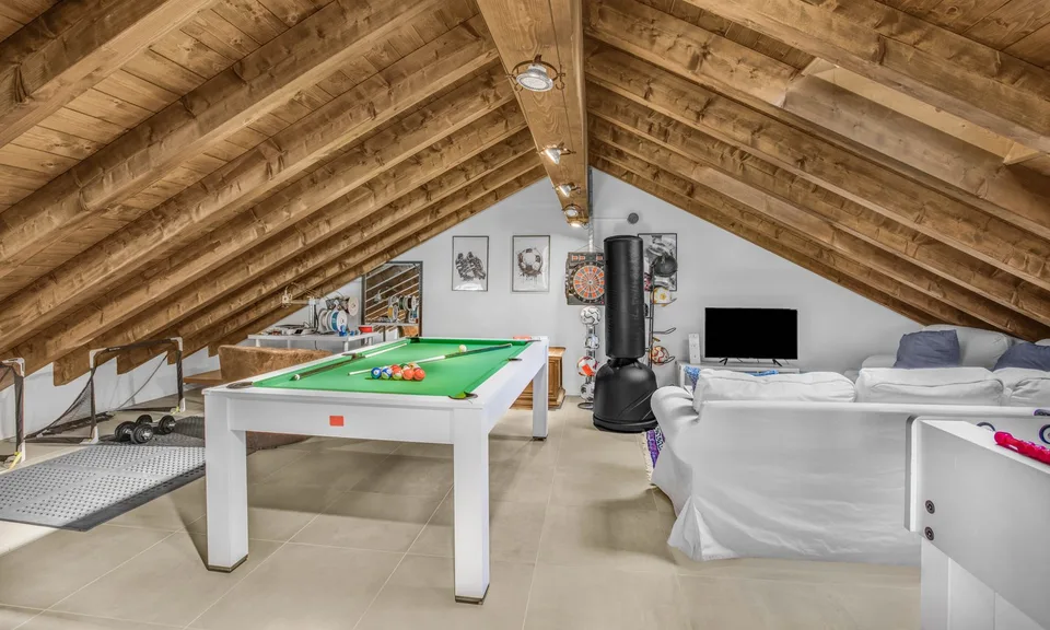 Spacious and wonderful 5-room attic with loft in Curio