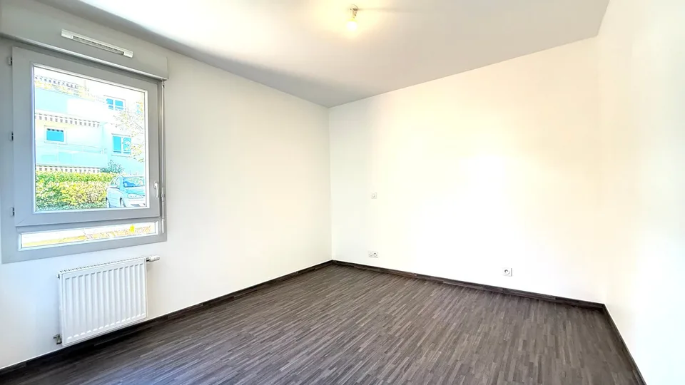 Appartement in neuem Zustand mit ausgestatteter Küche und Gartenterrasse