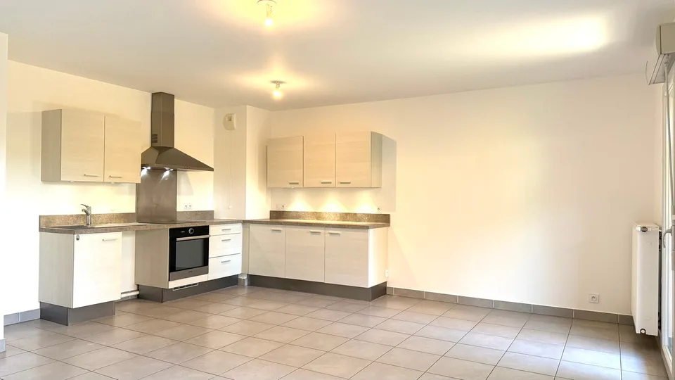 Appartement in neuem Zustand mit ausgestatteter Küche und Gartenterrasse