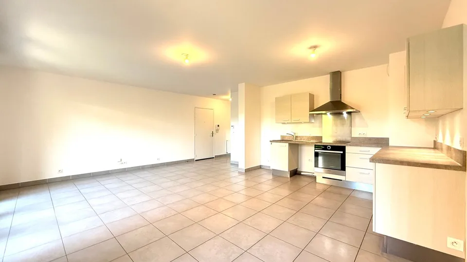 Appartement in neuem Zustand mit ausgestatteter Küche und Gartenterrasse