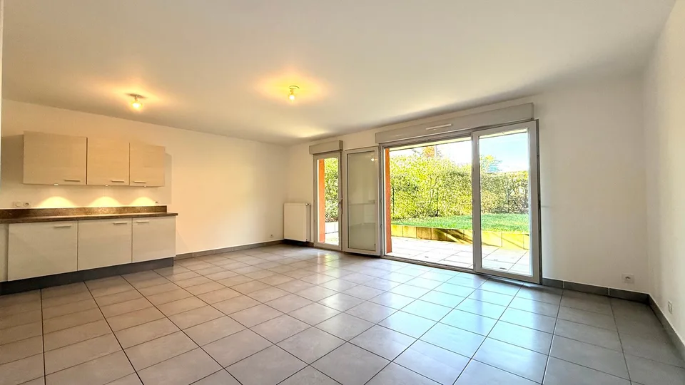 Appartement in neuem Zustand mit ausgestatteter Küche und Gartenterrasse