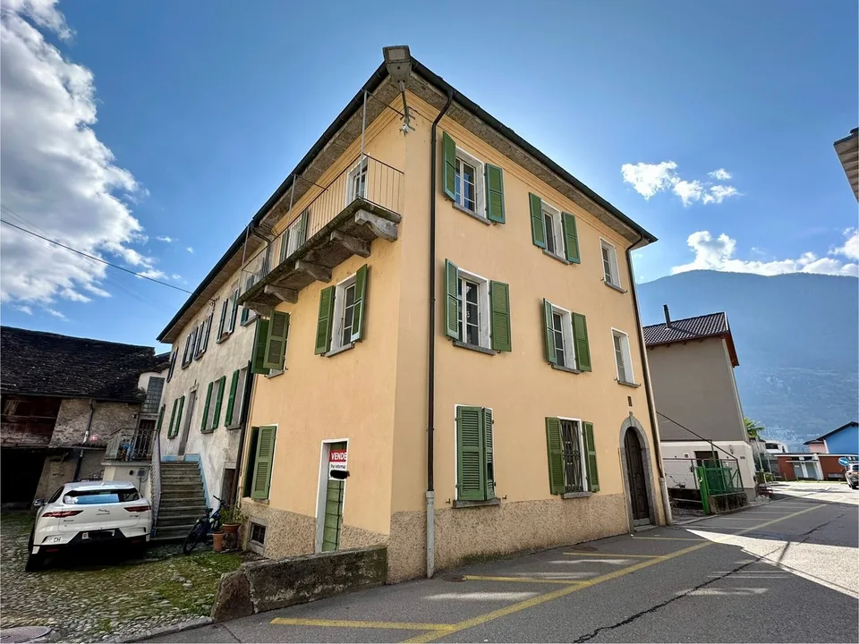 MAISON TYPIQUE DE NUCLEUS À BIASCA CENTRE À RÉNOVER