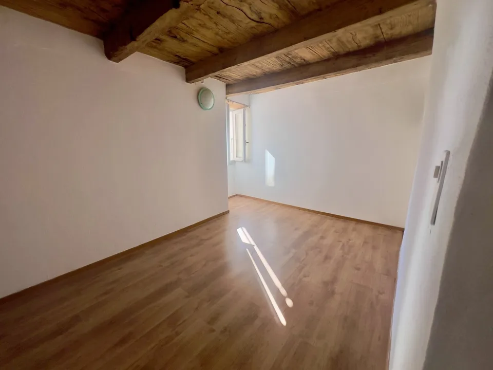 Historic Core House of 4 Rooms with Attic in Miglieglia