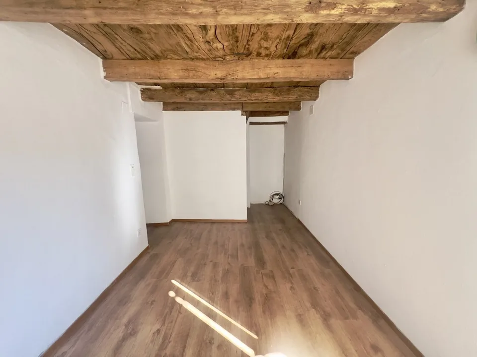 Historic Core House of 4 Rooms with Attic in Miglieglia