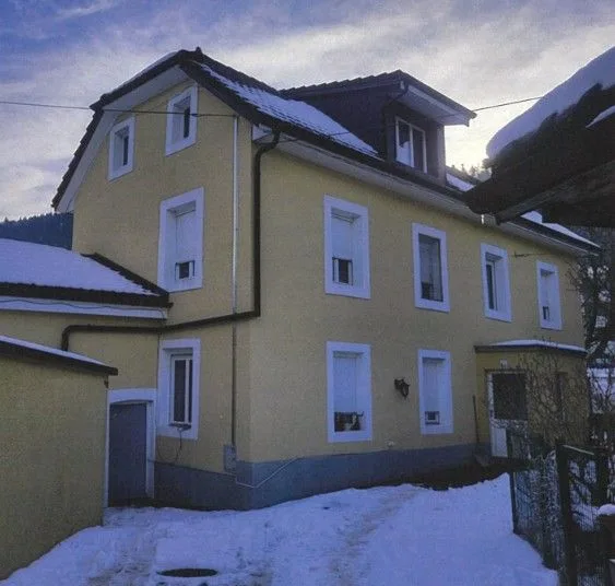 *Haus mit zwei Wohnungen*