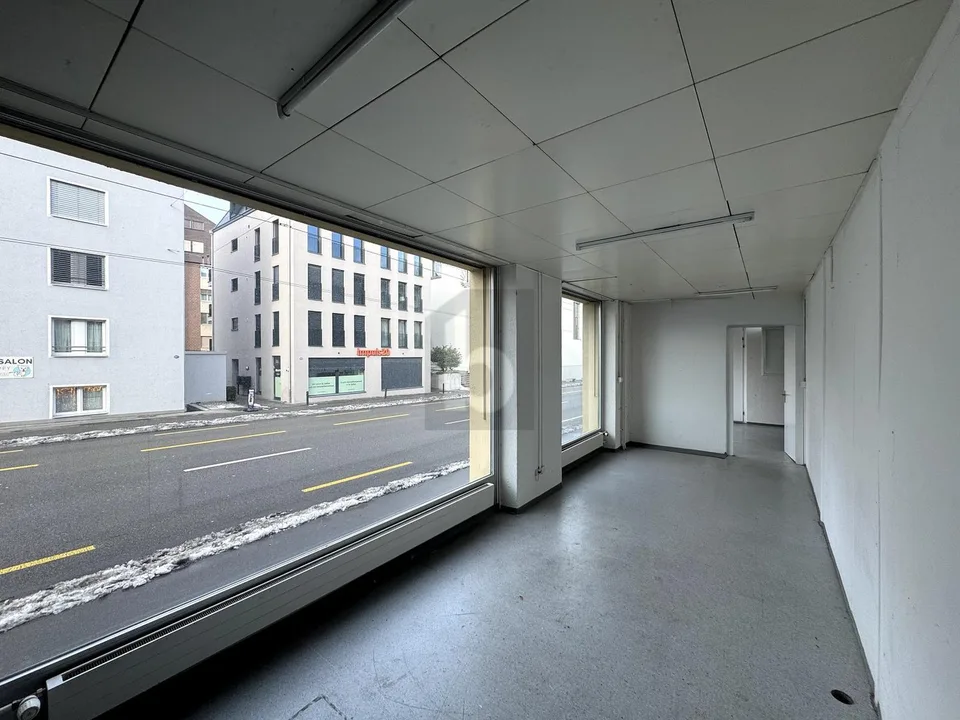 AN TOP LAGE MIT GROSSEM SCHAUFENSTER