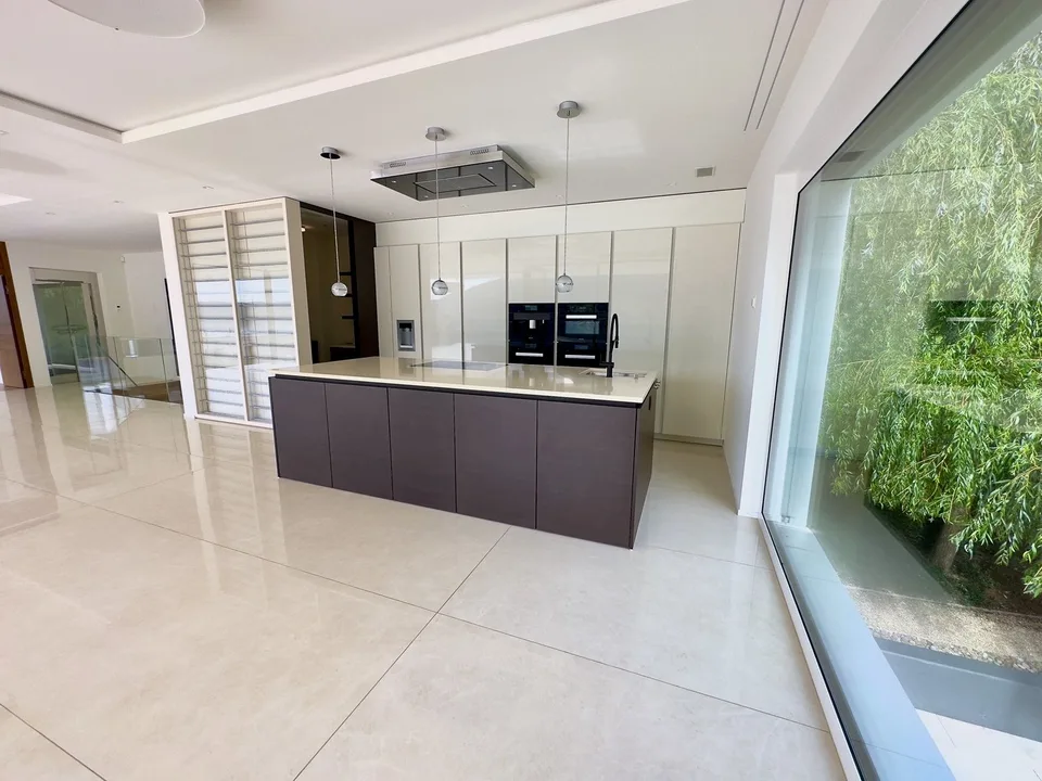 Exklusive 8.5-Zimmer-Villa mit Pool und Seeblick in Arth