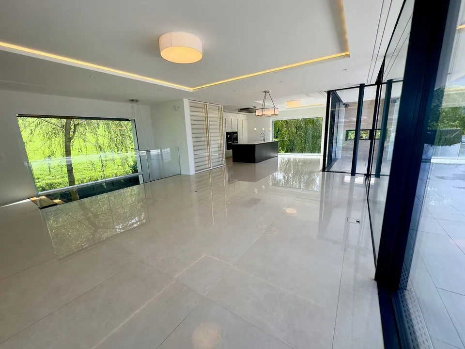 Exklusive 8.5-Zimmer-Villa mit Pool und Seeblick in Arth