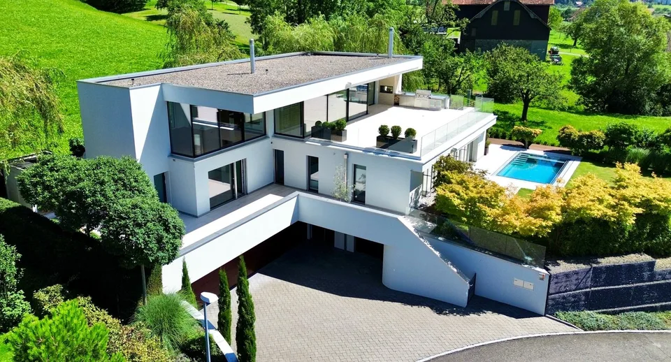 Exklusive 8.5-Zimmer-Villa mit Pool und Seeblick in Arth