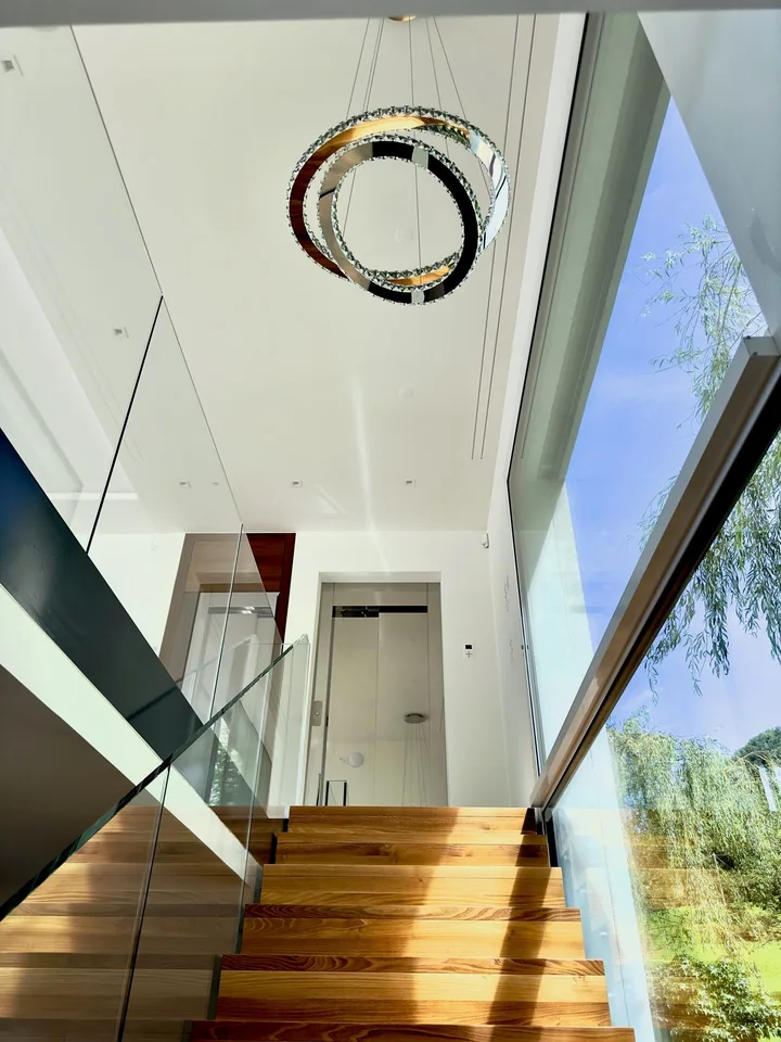 Exklusive 8.5-Zimmer-Villa mit Pool und Seeblick in Arth