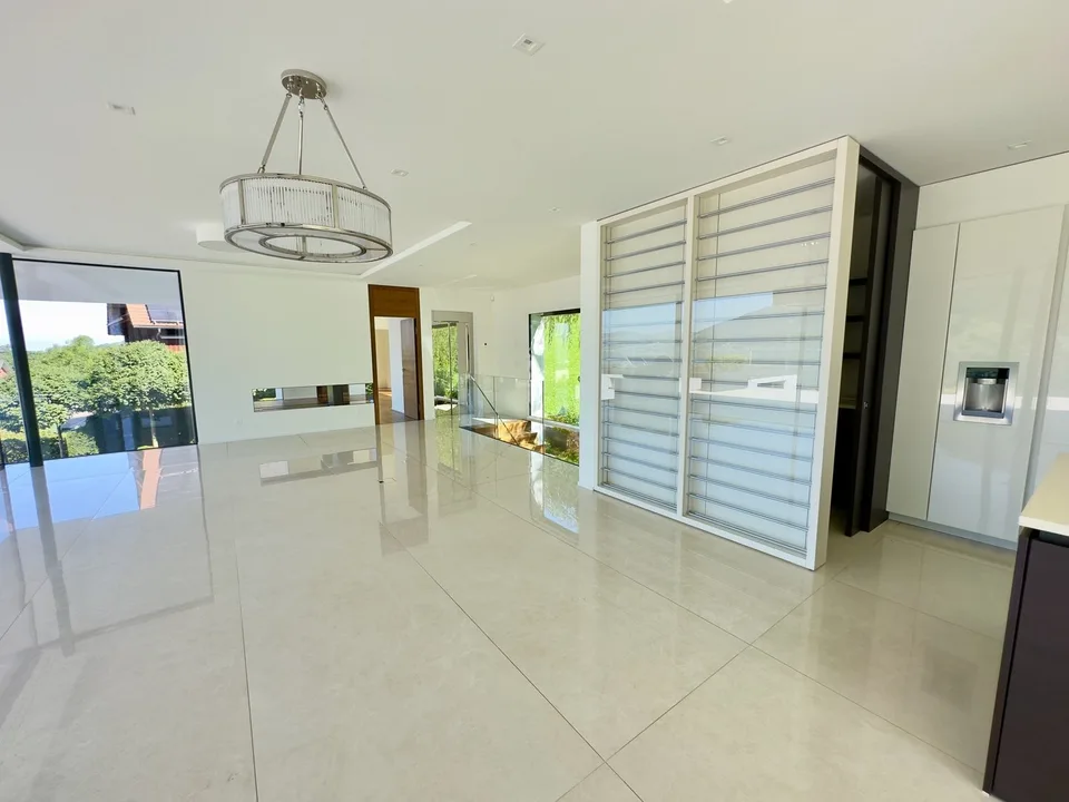 Exklusive 8.5-Zimmer-Villa mit Pool und Seeblick in Arth