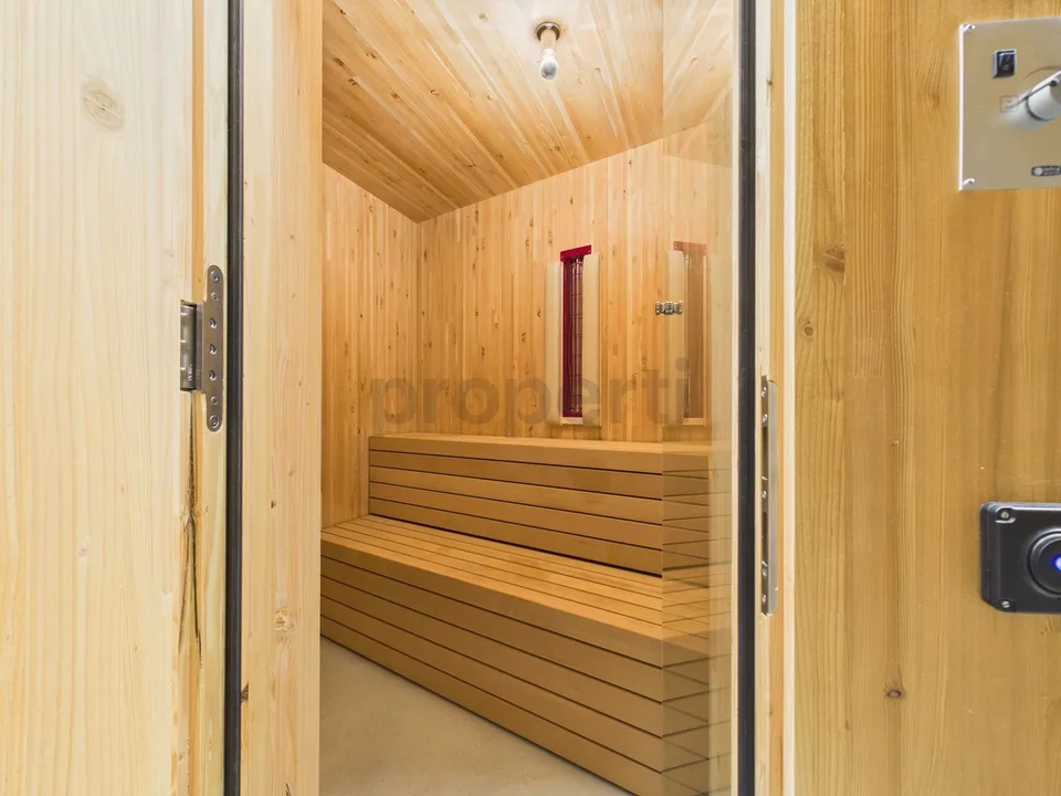 Casa unifamiliare architettonicamente eccezionale in una posizione panoramica di prima classe nelle Alpi svizzere - una seconda casa con comfort di vita e vista lontana