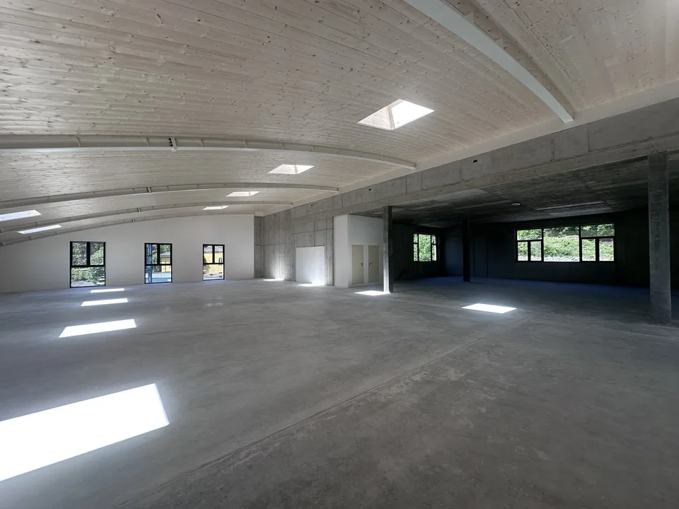 NOUVEAU bâtiment commercial de 2670 m² à Vacallo