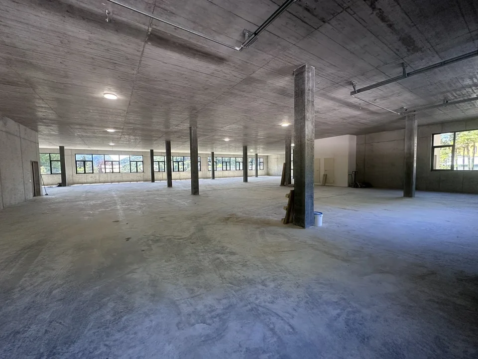 NOUVEAU bâtiment commercial de 2670 m² à Vacallo