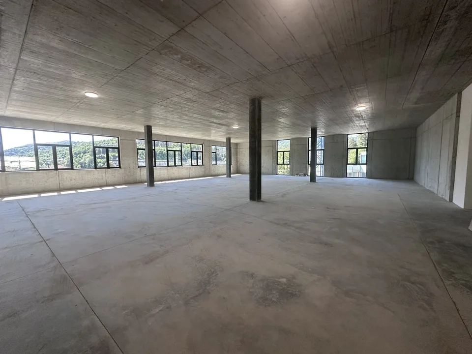 NOUVEAU bâtiment commercial de 2670 m² à Vacallo